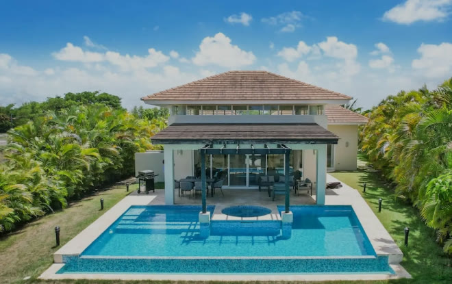 The villa with its pool and jacuzzi