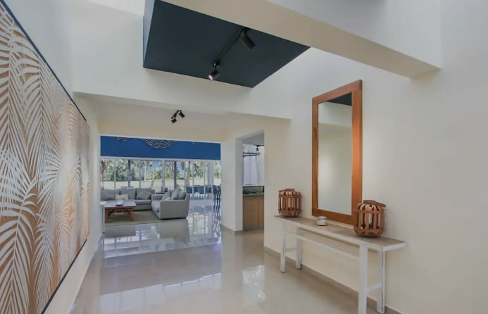 The entrance hall with a console table and mirror