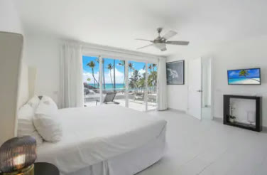 A bedroom opening onto the terrace with an ocean view