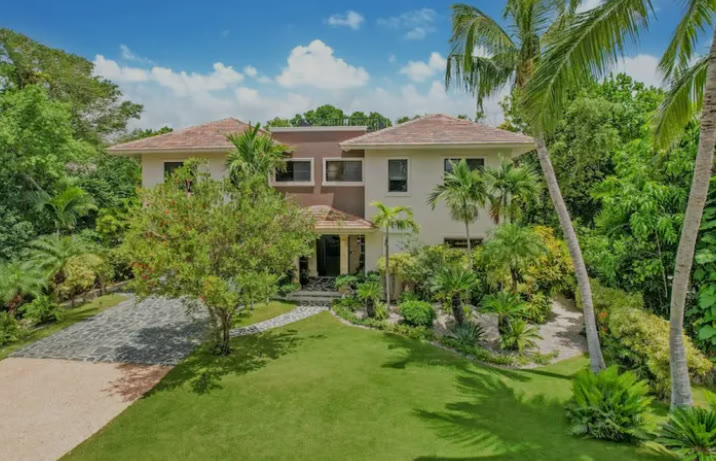 The villa among the greenery, with lawn in front